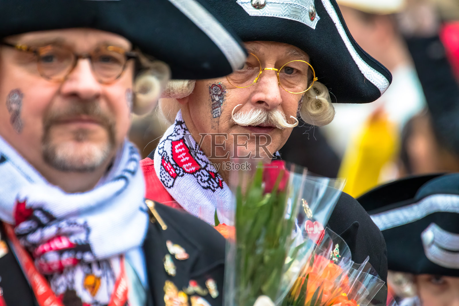 狂欢节服装中留着胡子、戴着眼镜的老年男人照片摄影图片