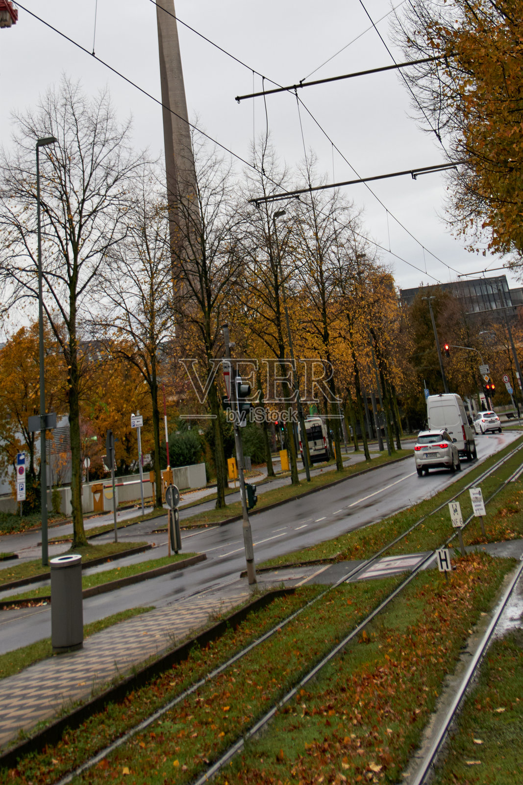 秋季城市风景与电车轨道照片摄影图片