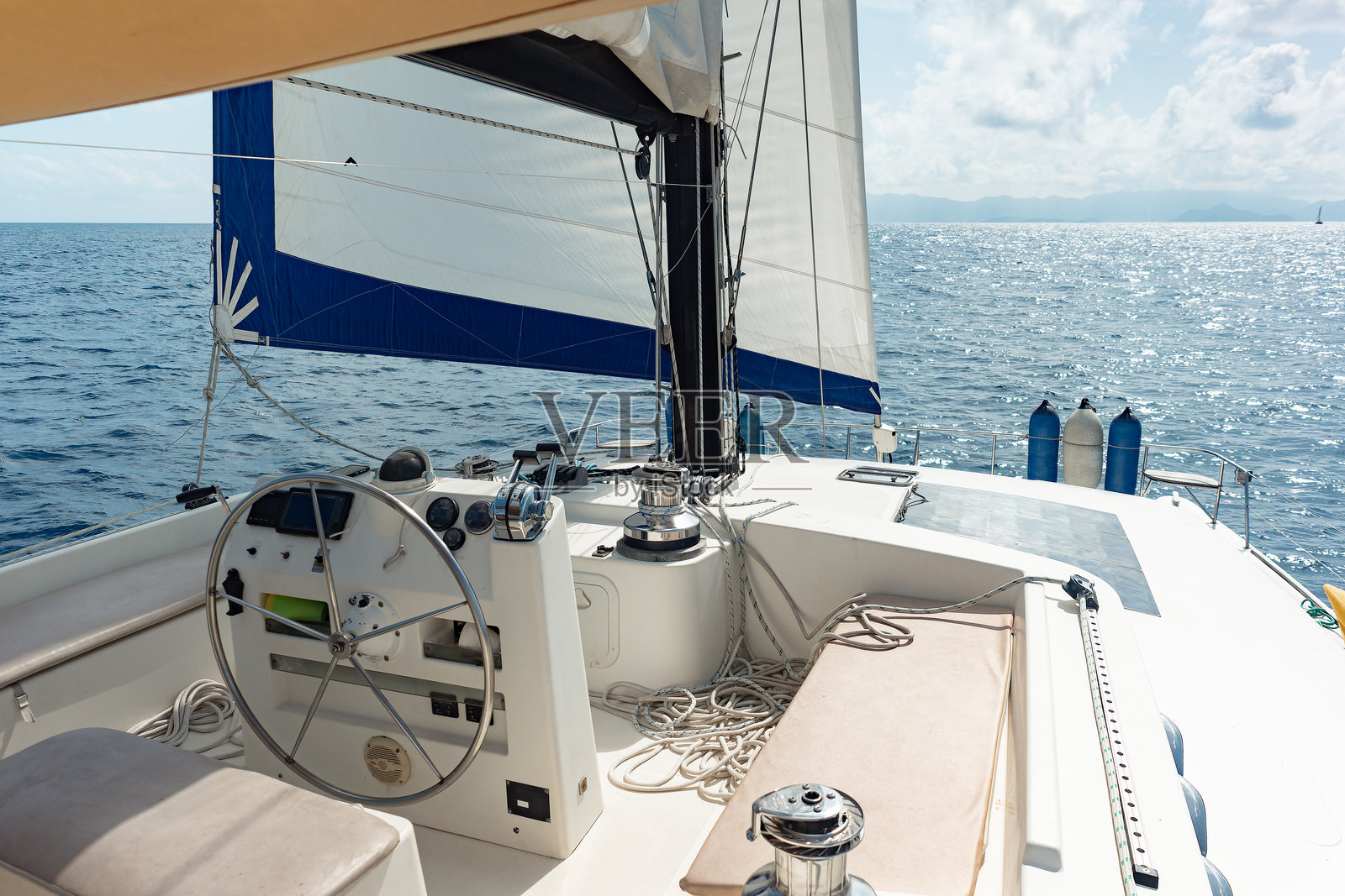 大型帆船双体船方向盘照片摄影图片