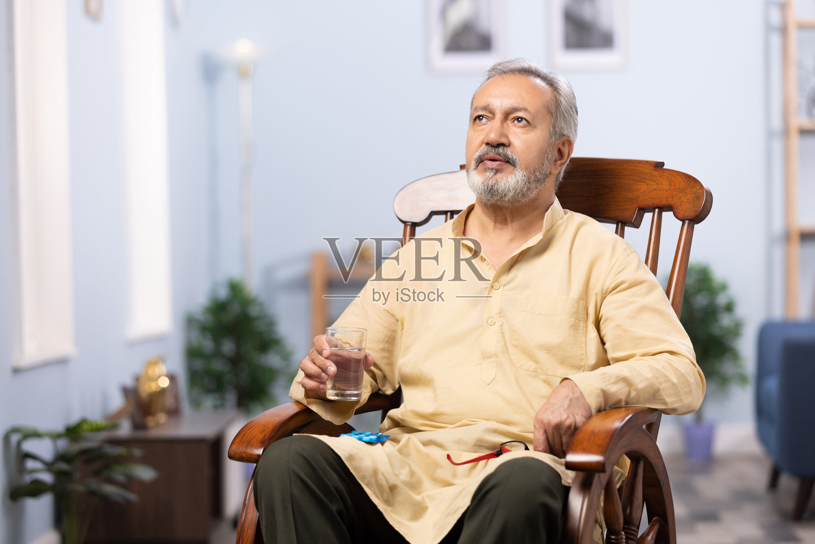 老年人服用药丸的照片照片摄影图片