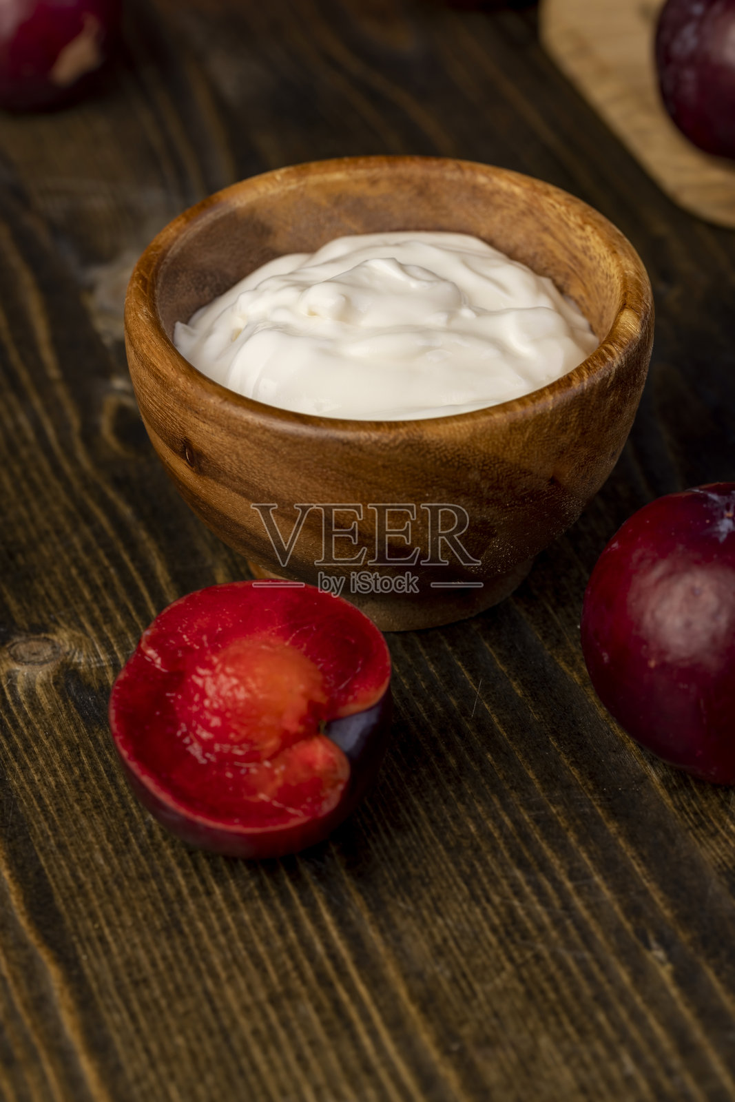 用牛奶和红熟李子制作的酸奶照片摄影图片