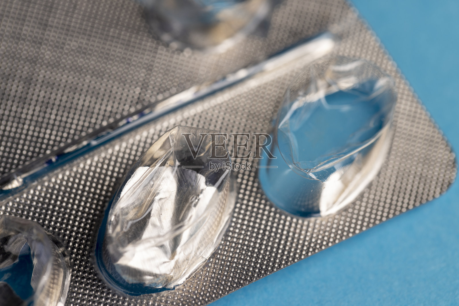 蓝色纸上的透明鱼油胶囊照片摄影图片