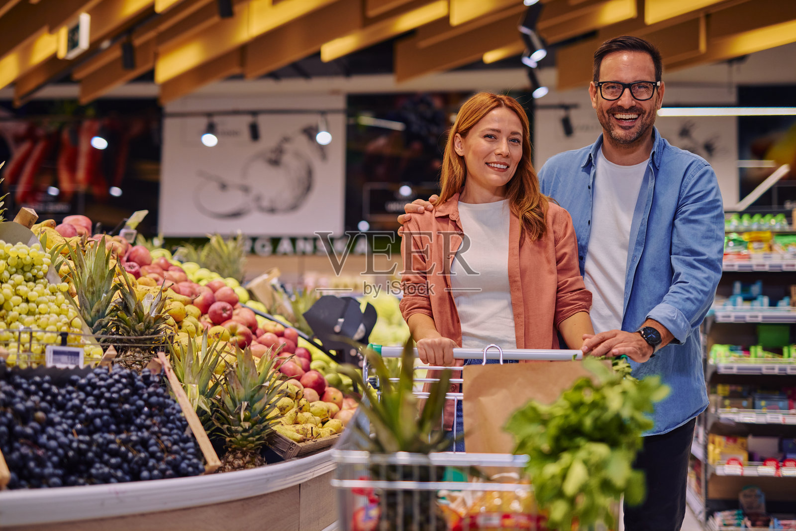 快乐的夫妇在超市购物照片摄影图片