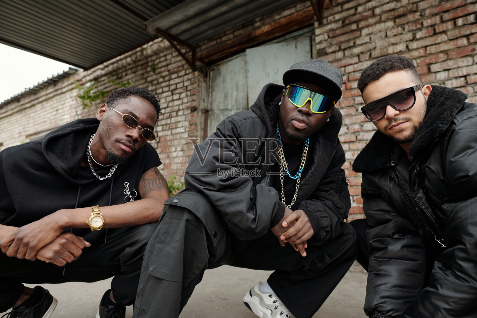 戴墨镜和链子的城市环境中的男人照片摄影图片