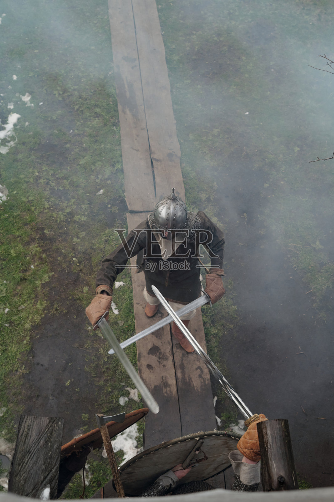 中世纪骑士剑术练习照片摄影图片