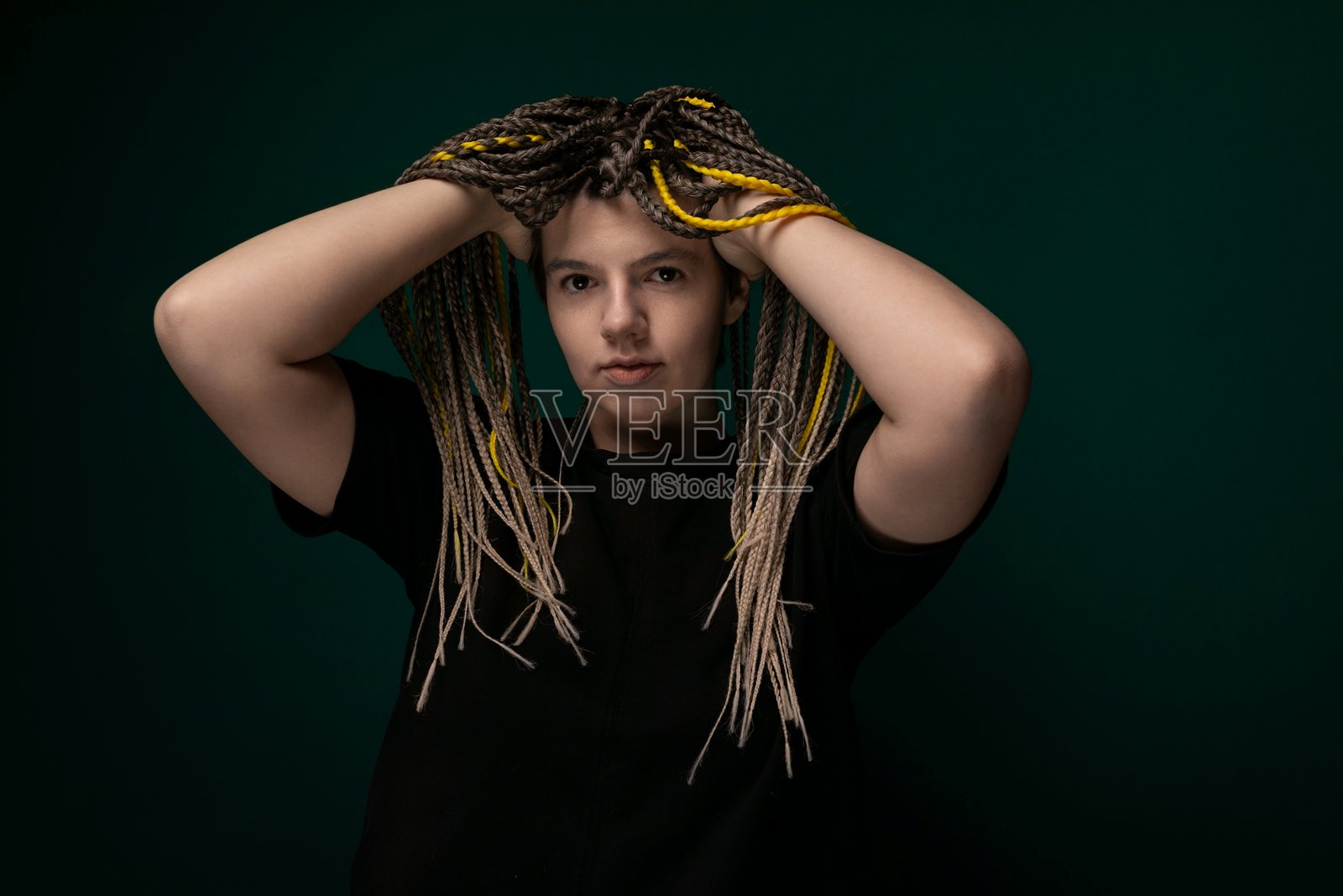 用脏辫遮住头发的女人照片摄影图片