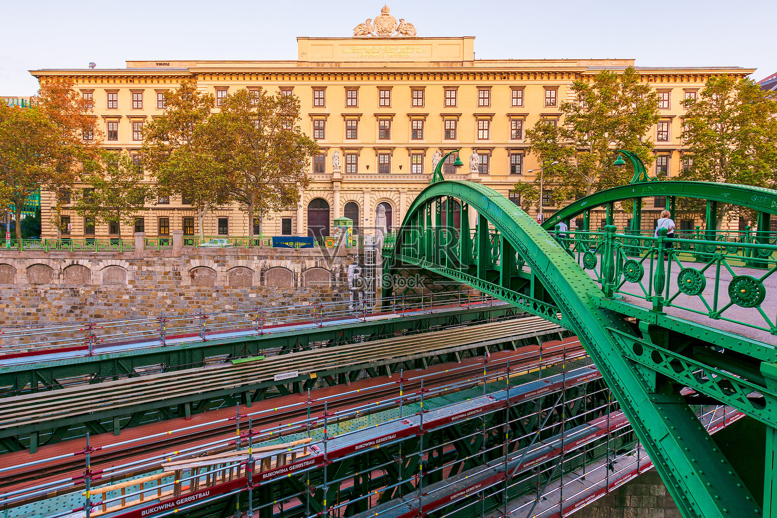 维也纳河上的海关桥和海关步道在傍晚的灯光下照片摄影图片