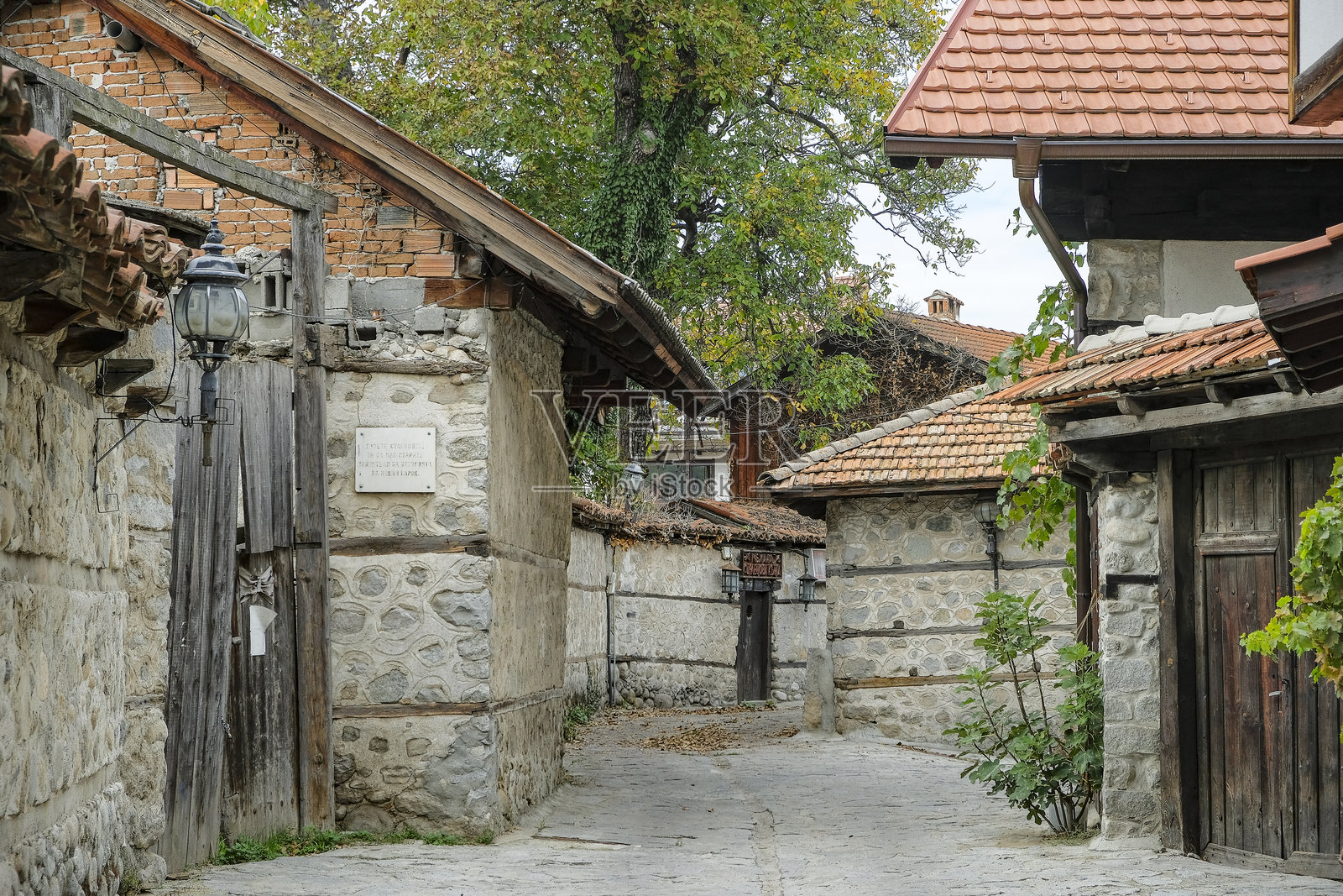 保加利亚班斯科老城的街道。照片摄影图片
