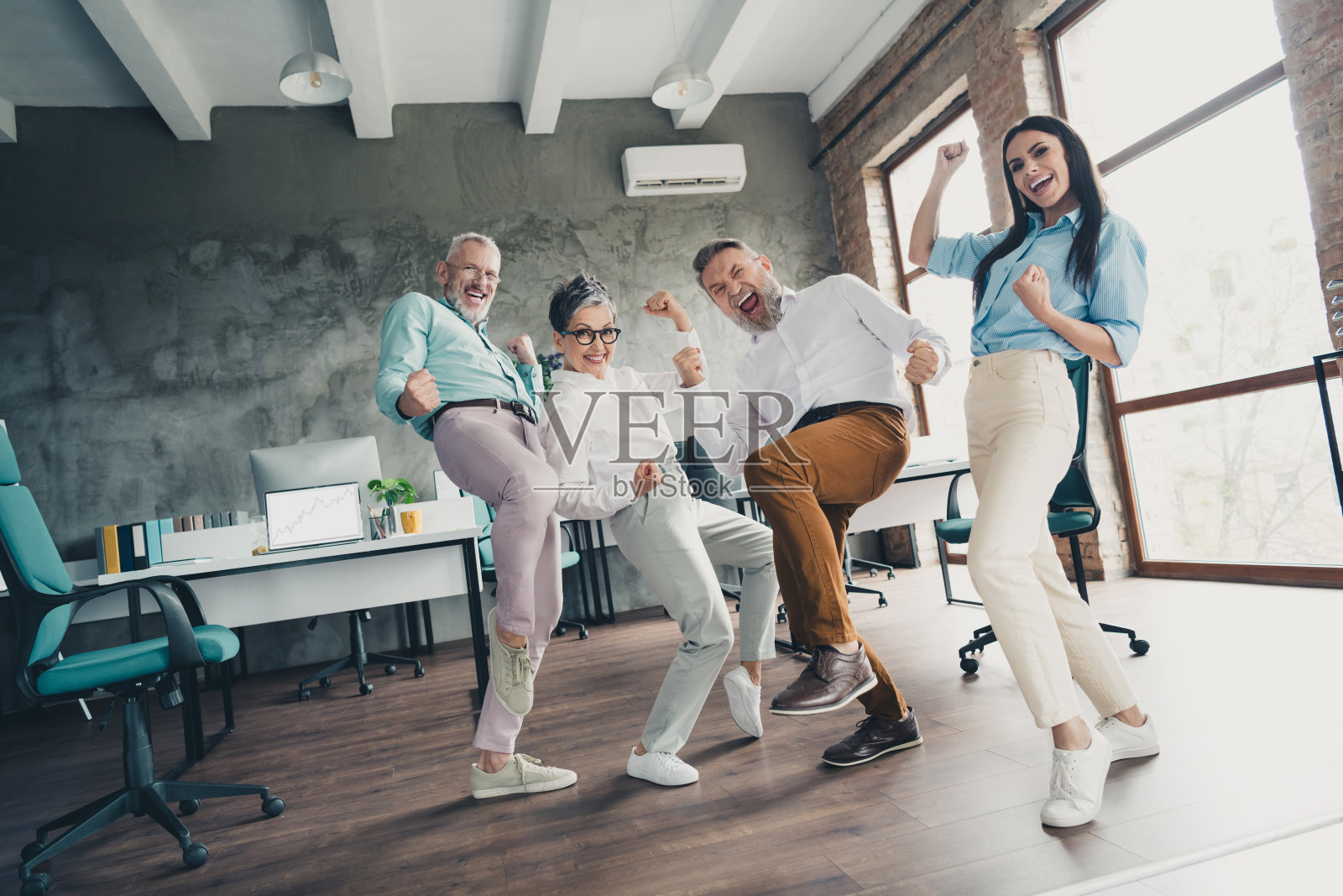 成功创业伙伴在舒适创意工作室的低角度照。照片摄影图片