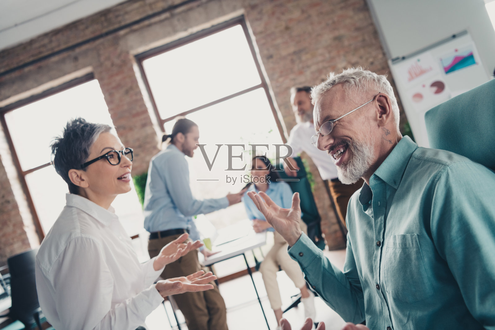 合作项目团队成员交谈沟通工作会议照片照片摄影图片