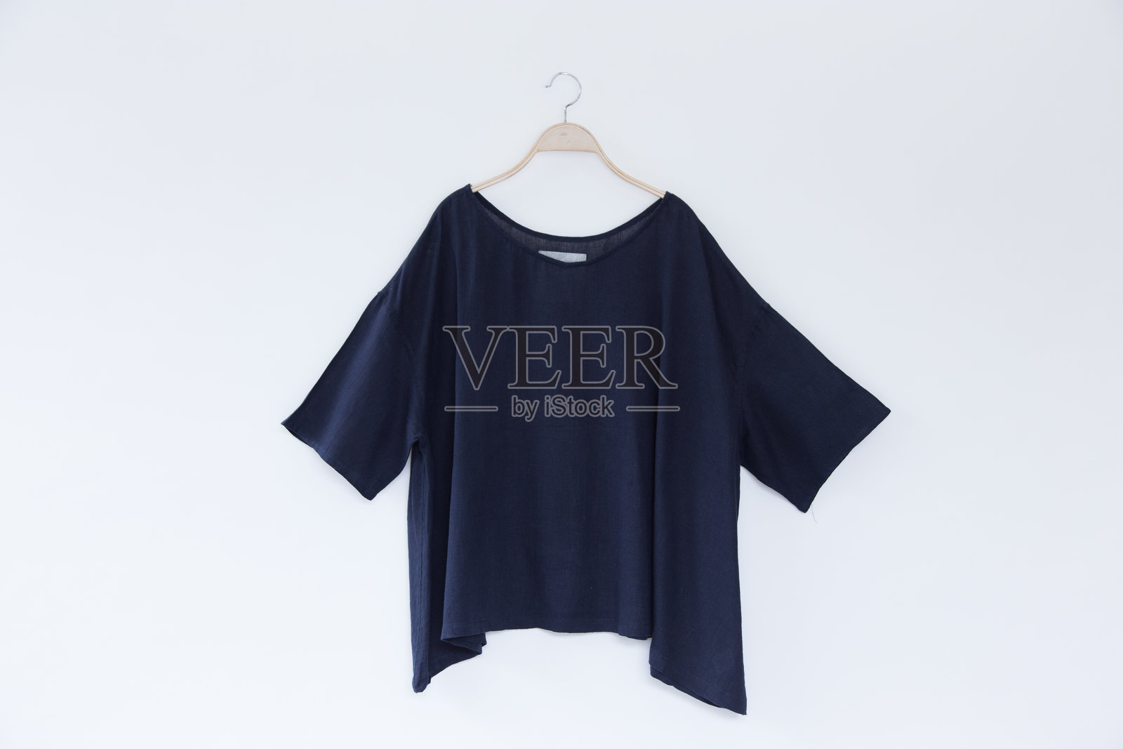 白色背景上悬挂的衣物特写照片摄影图片