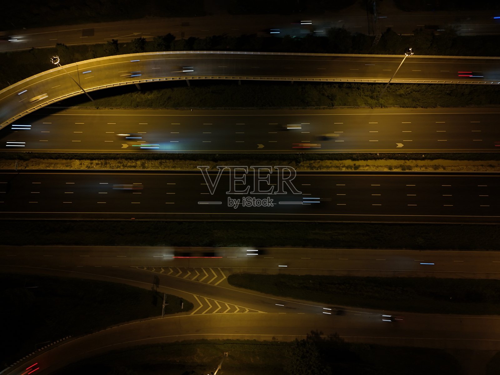 夜晚繁忙的十字路口照片摄影图片