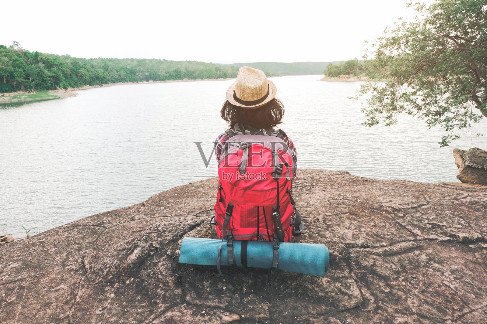 女人坐在岩石上的背影照片摄影图片