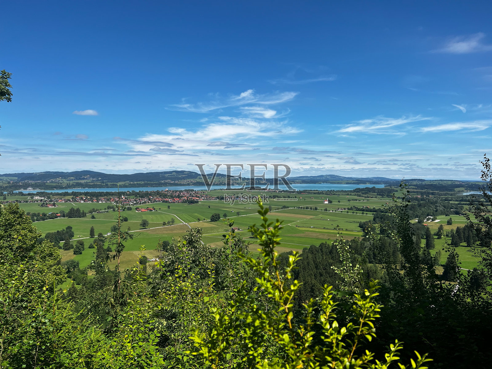 被山脉和湖泊环绕的小德国小镇照片摄影图片