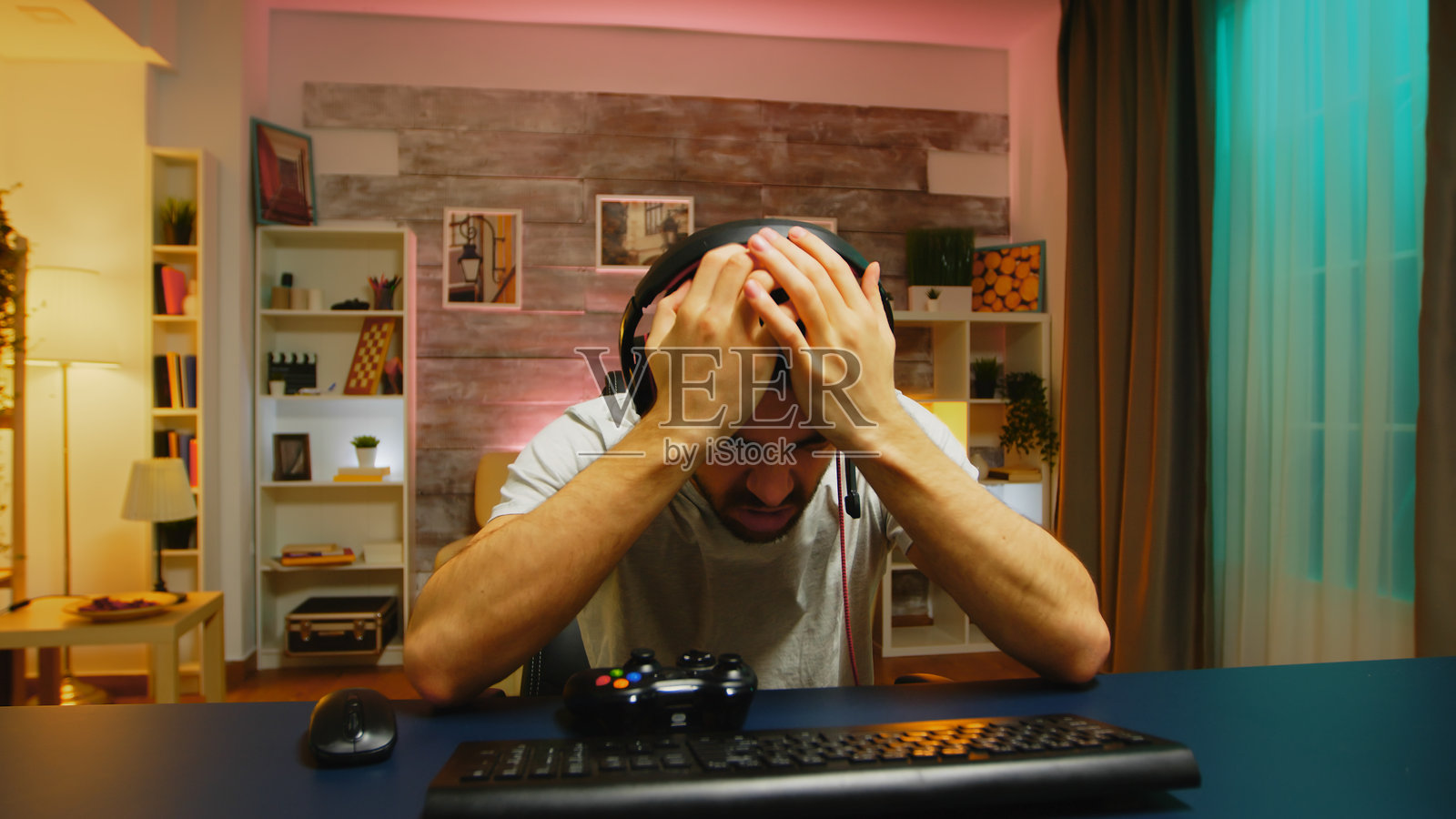 玩网络游戏输后生气的年轻男人照片摄影图片