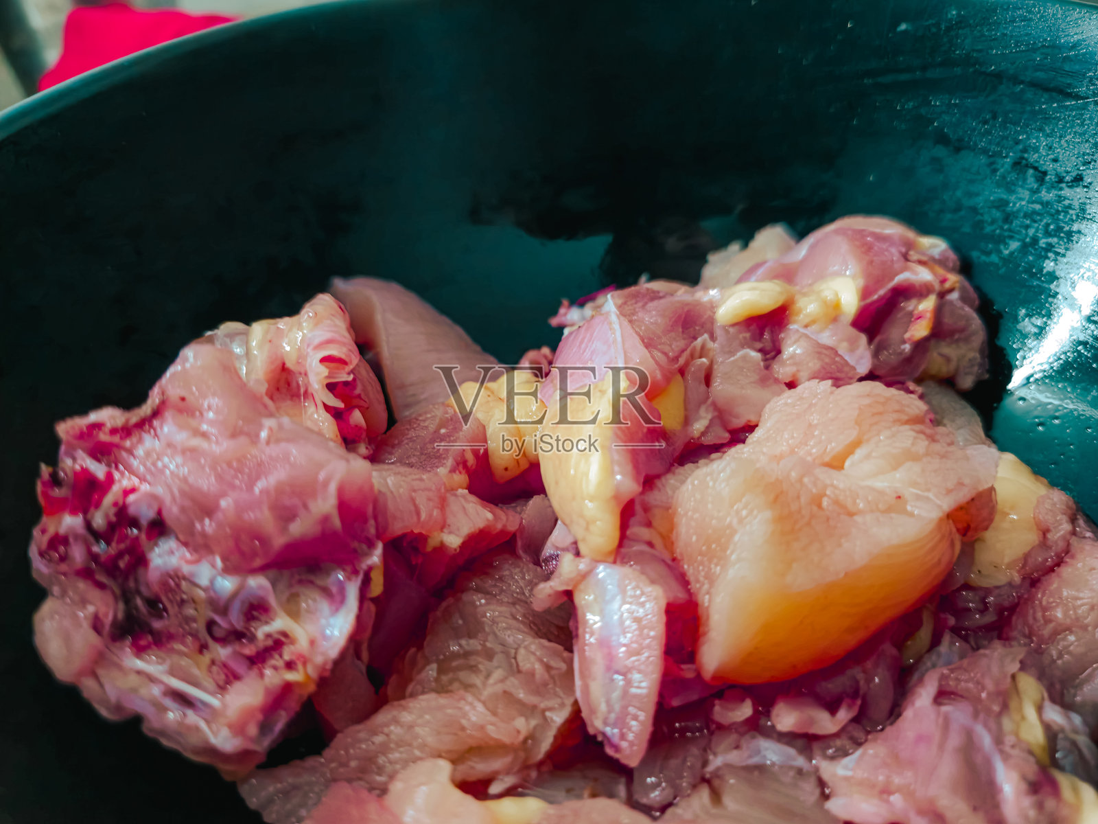 碗里新鲜生肉特写照片摄影图片