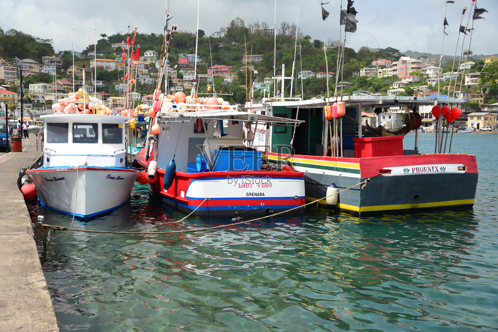 停泊的渔船，背景是国会大厦的山丘，圣乔治，格林纳达照片摄影图片