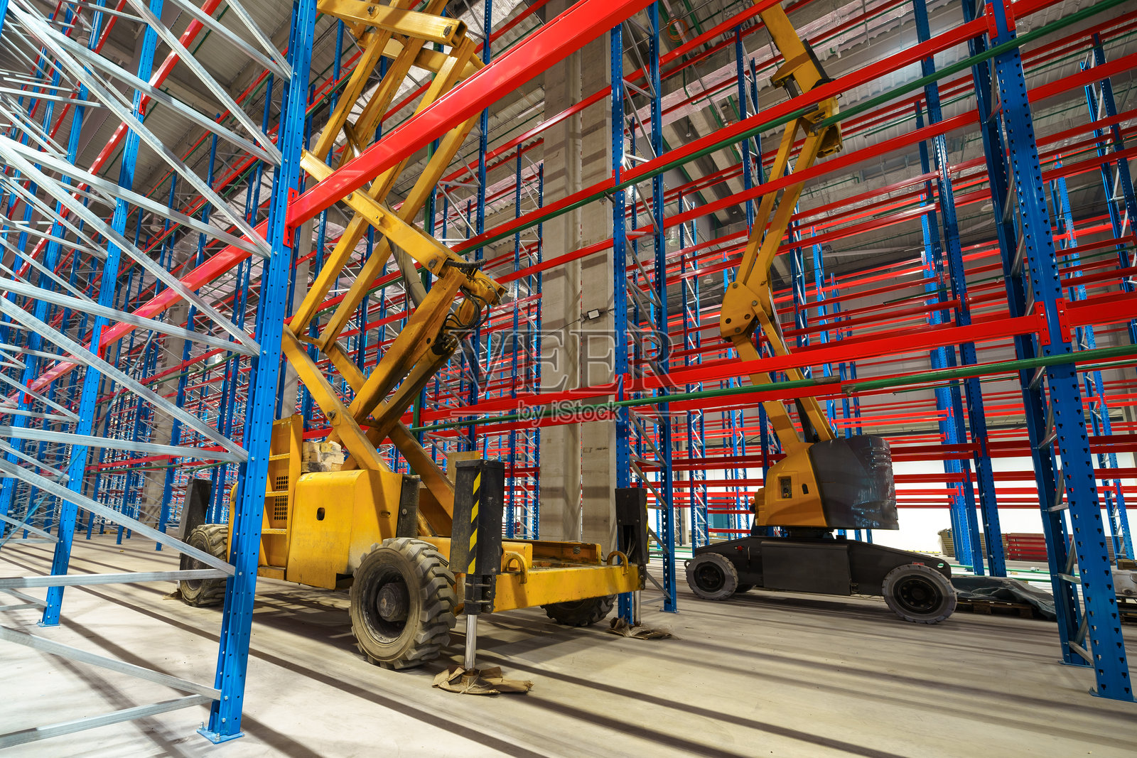 建筑工地上的液压升降平台照片摄影图片