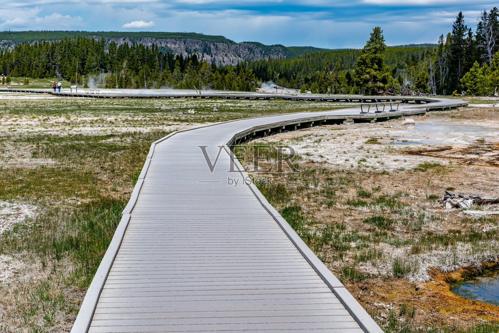 黄石国家公园，怀俄明州，老忠实间歇泉喷发的上间歇泉盆地步道景观照片摄影图片