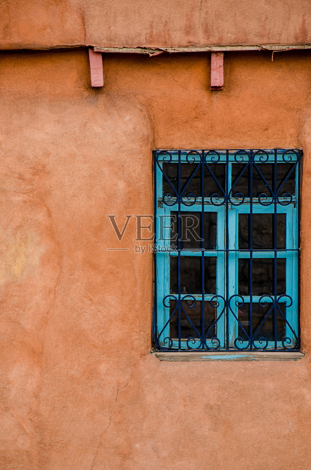 新墨西哥州圣菲一座古老土坯房屋的窗户照片摄影图片