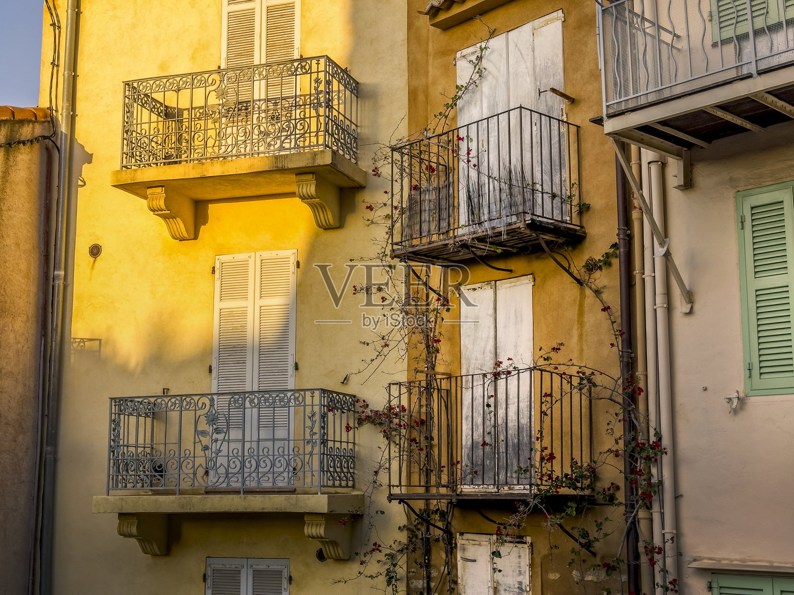 老城戛纳狭窄住宅街道的景观照片摄影图片