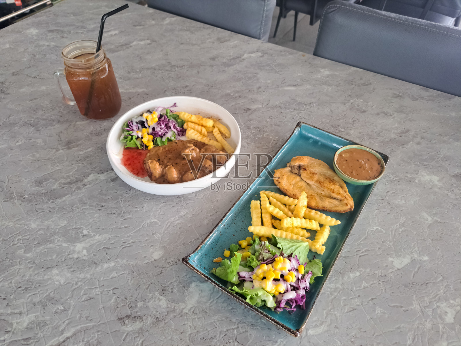 烤鸡肉斯特罗根诺夫和瑞典肉丸配新鲜冰茶。食品和饮料菜单。照片摄影图片