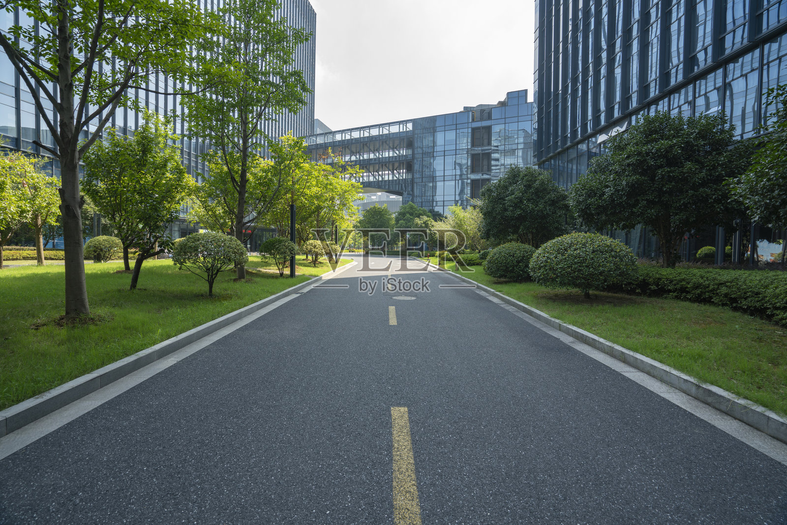 金融区的高速公路和办公大楼照片摄影图片