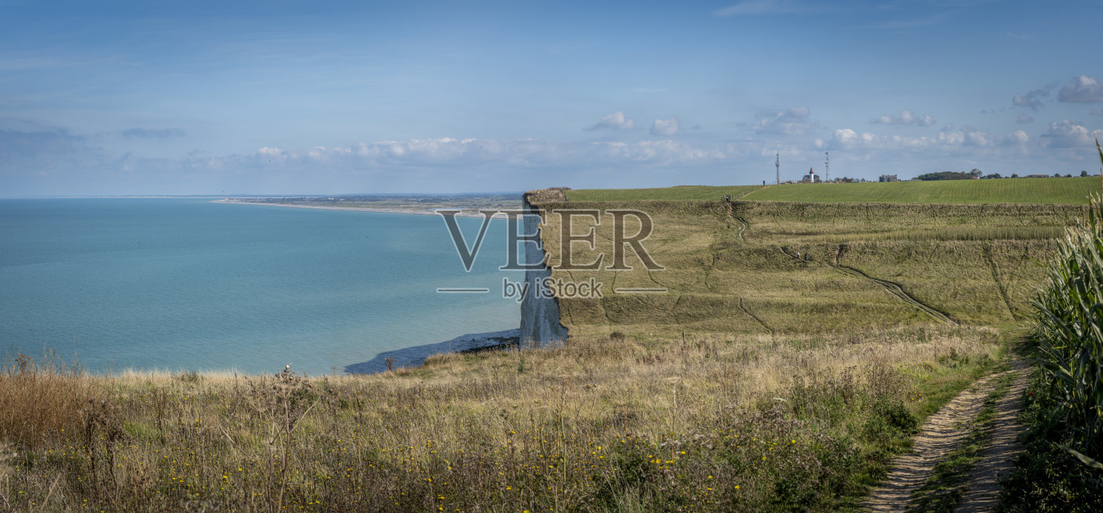 法国梅尔-莱-班 - 2024年9月15日：索姆海岸小径上的海洋和悬崖边缘全景视图照片摄影图片