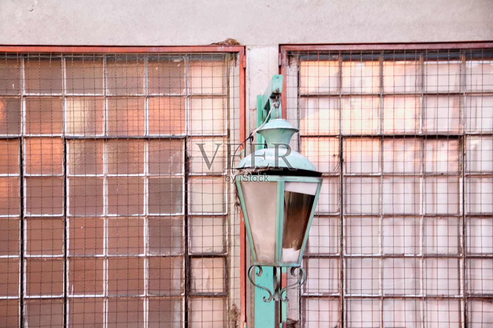 城市灯笼和窗户照片摄影图片