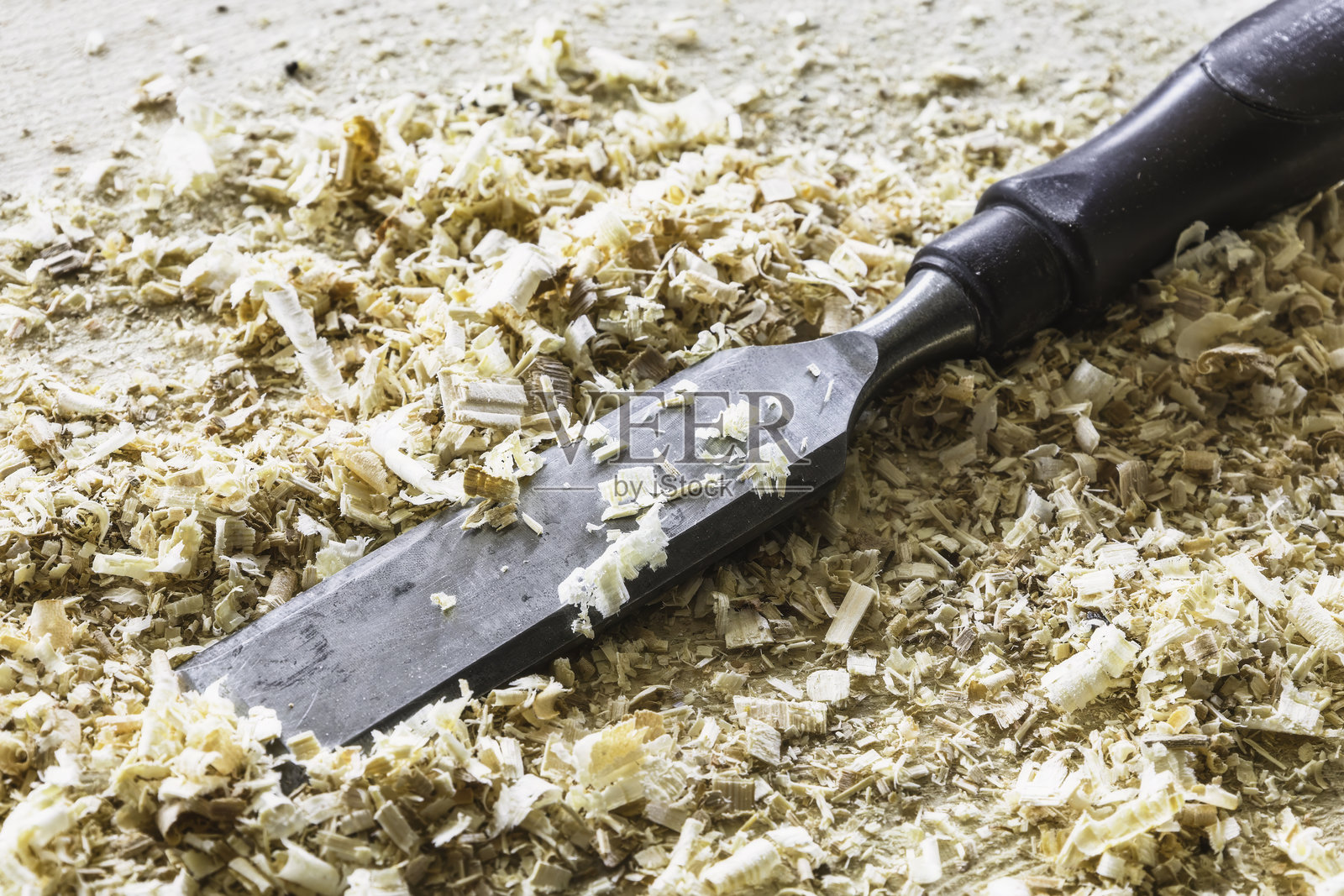 凿子躺在木屑中照片摄影图片