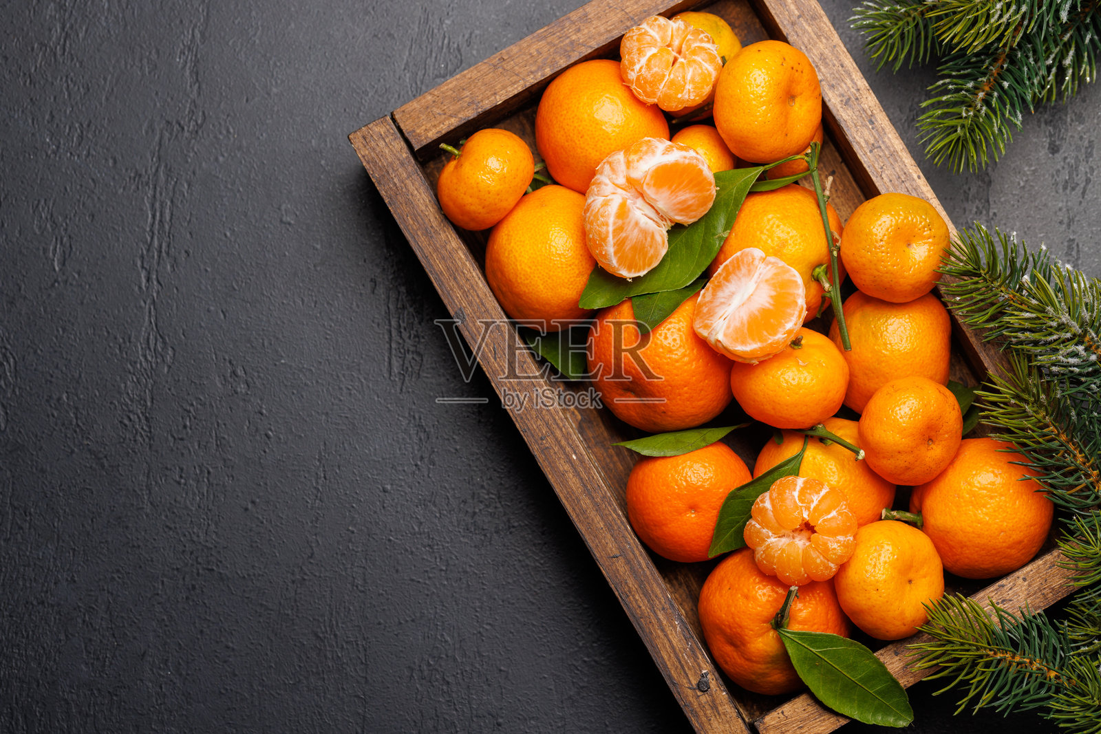 节日的柑橘欢乐：假日主题的盒子里的橘子照片摄影图片