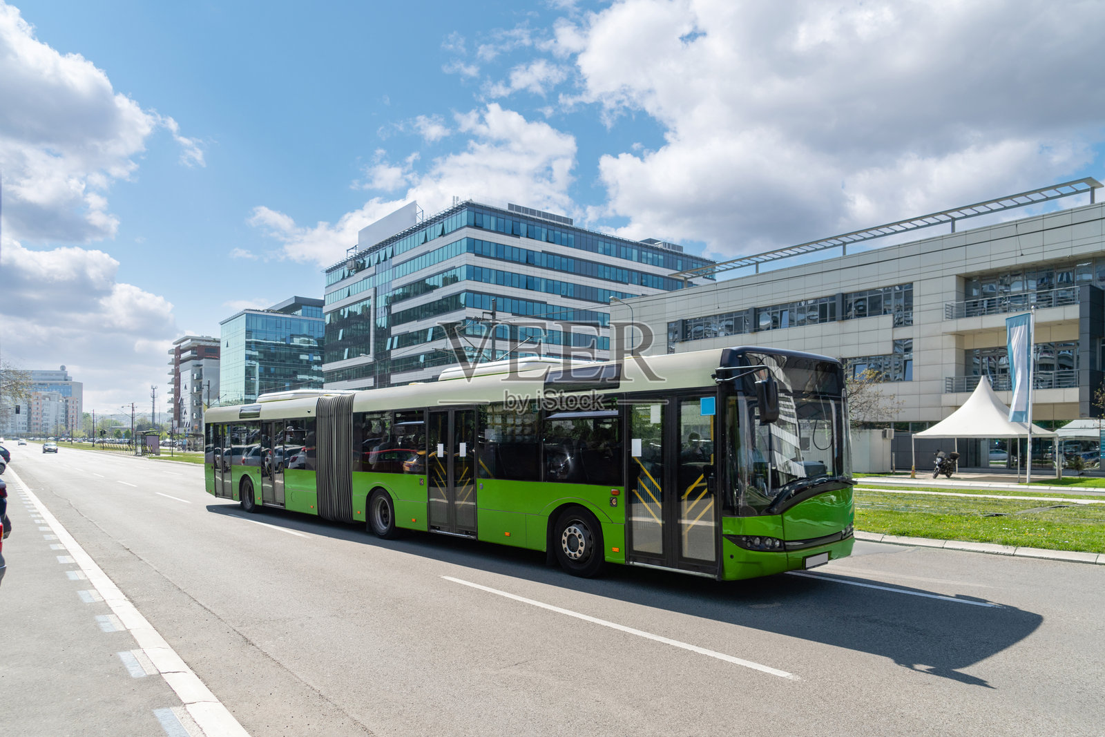 城市街道上的绿色现代巴士照片摄影图片