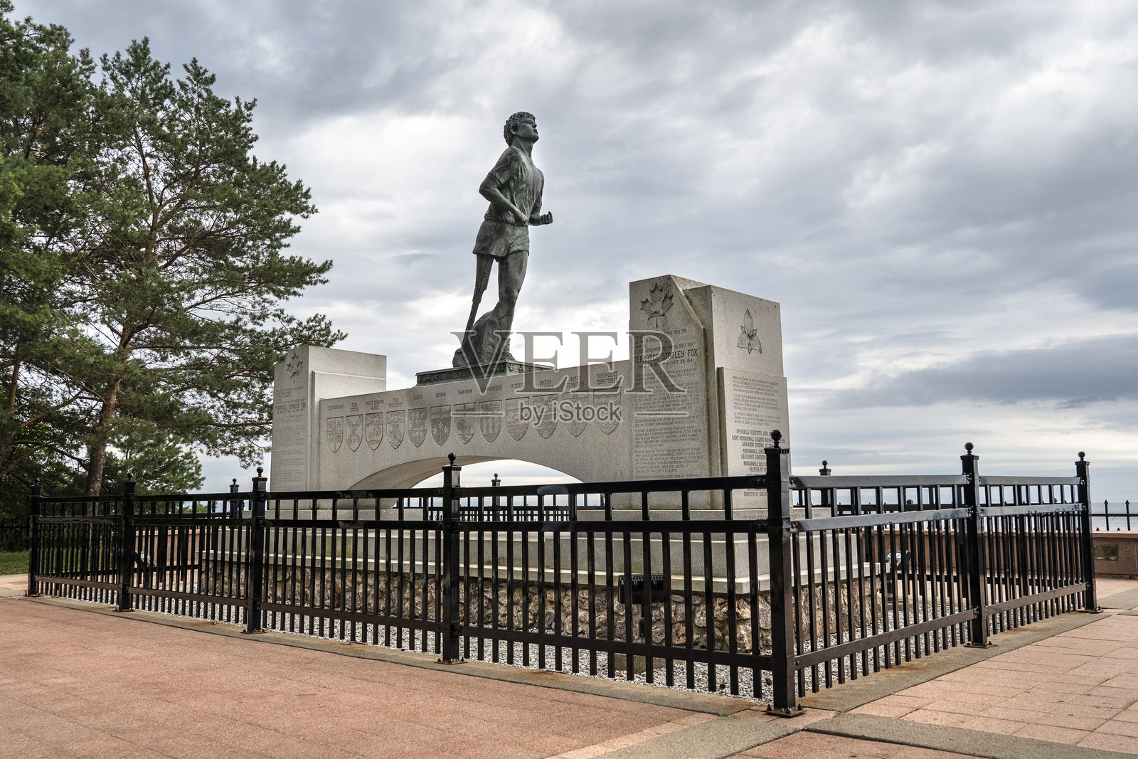 安大略省雷湾特里·福克斯纪念碑和雕像，俯瞰苏必利尔湖照片摄影图片