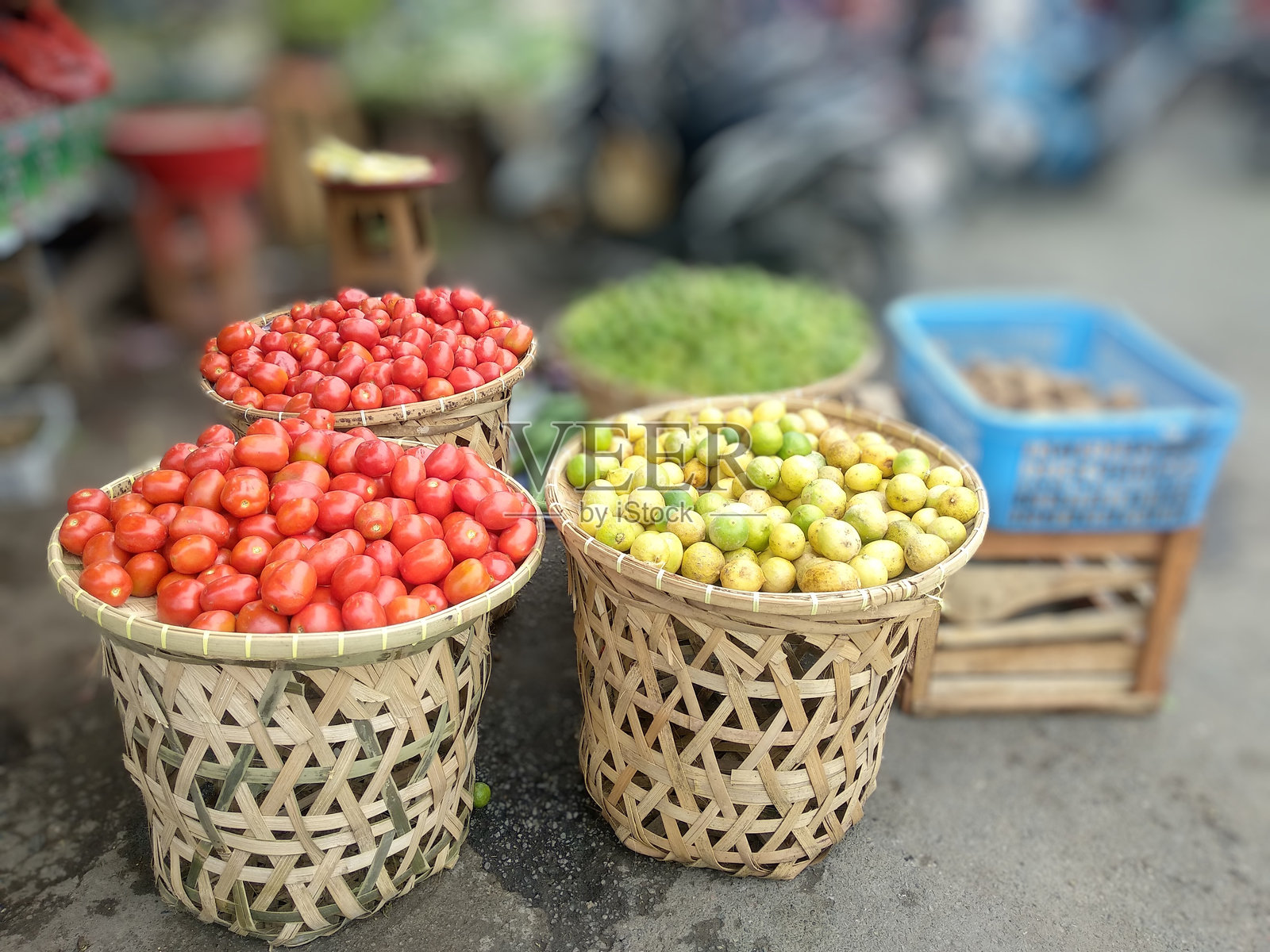 街头市场的回收藤条篮子照片摄影图片