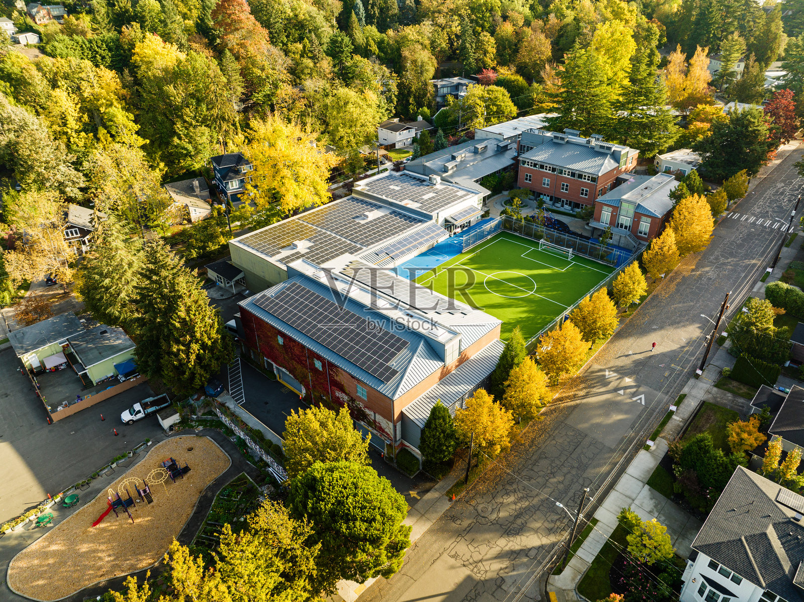学校屋顶上的太阳能电池板照片摄影图片