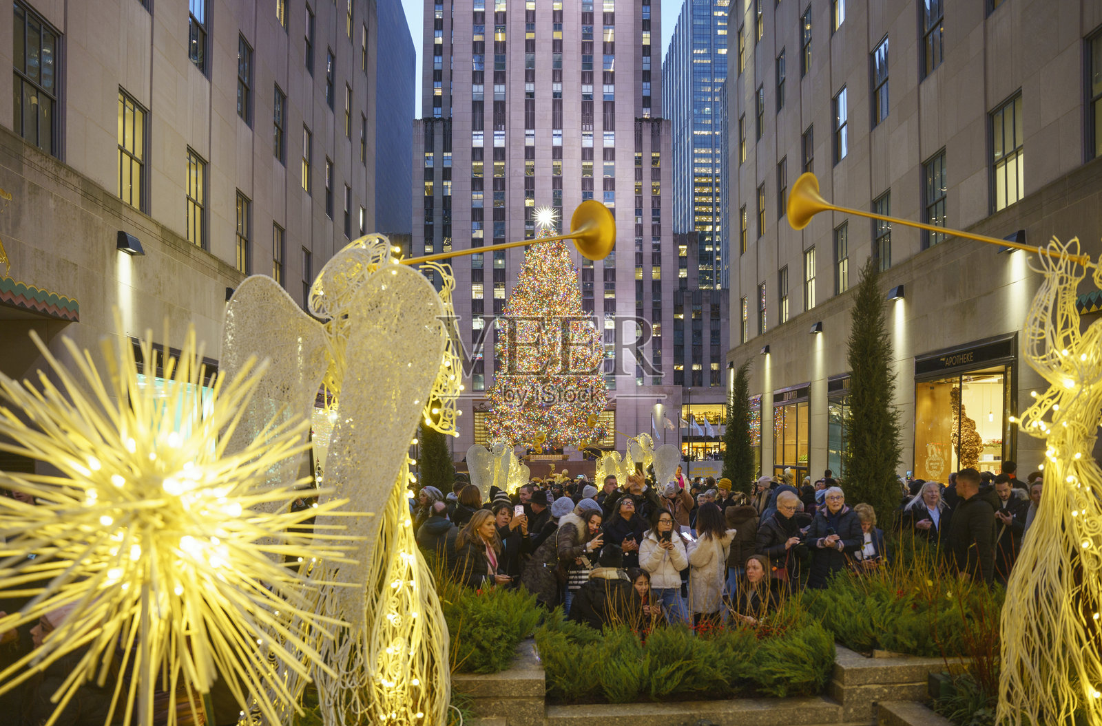 纽约洛克菲勒中心圣诞树与人群装饰照片摄影图片