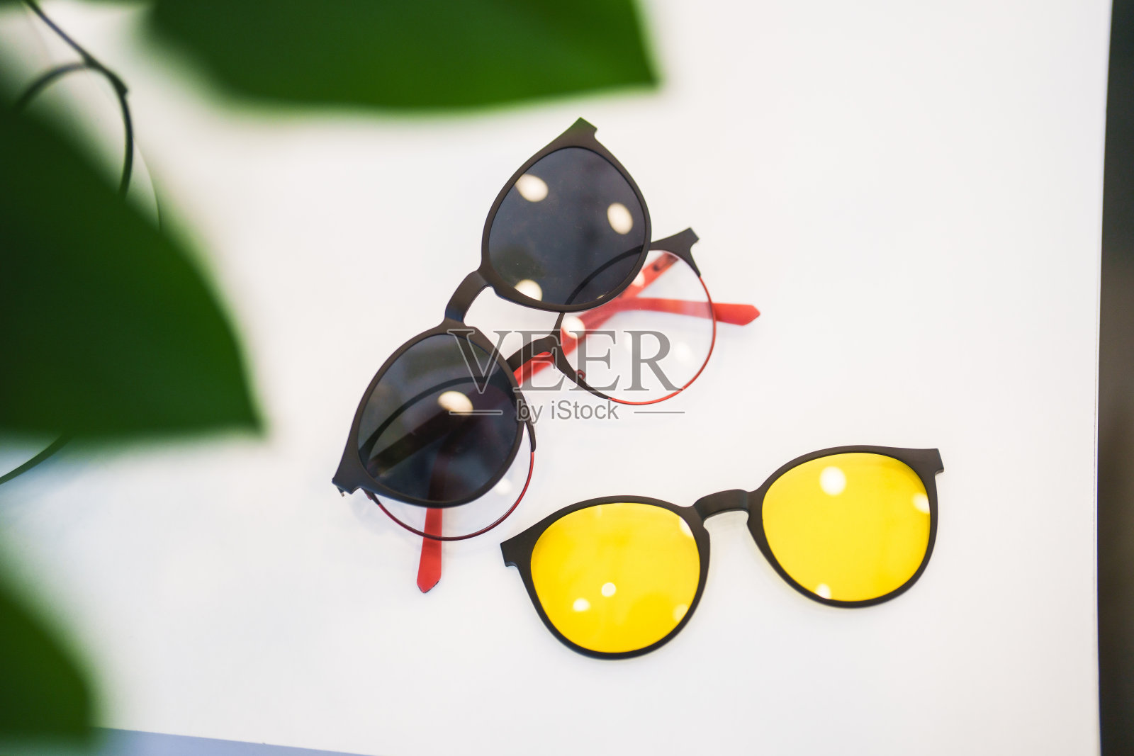 夹式太阳镜和黄色夜间驾驶眼镜照片摄影图片