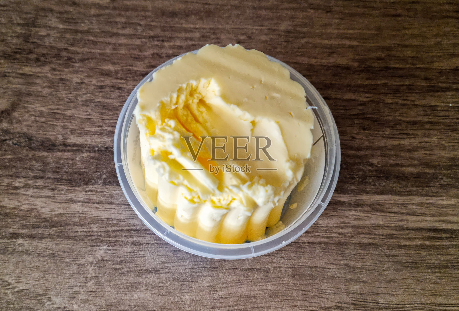 整块黄油放在木质背景上照片摄影图片