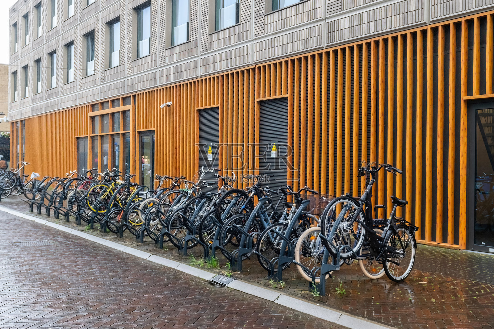 街上停放的自行车。经济交通工具。照片摄影图片