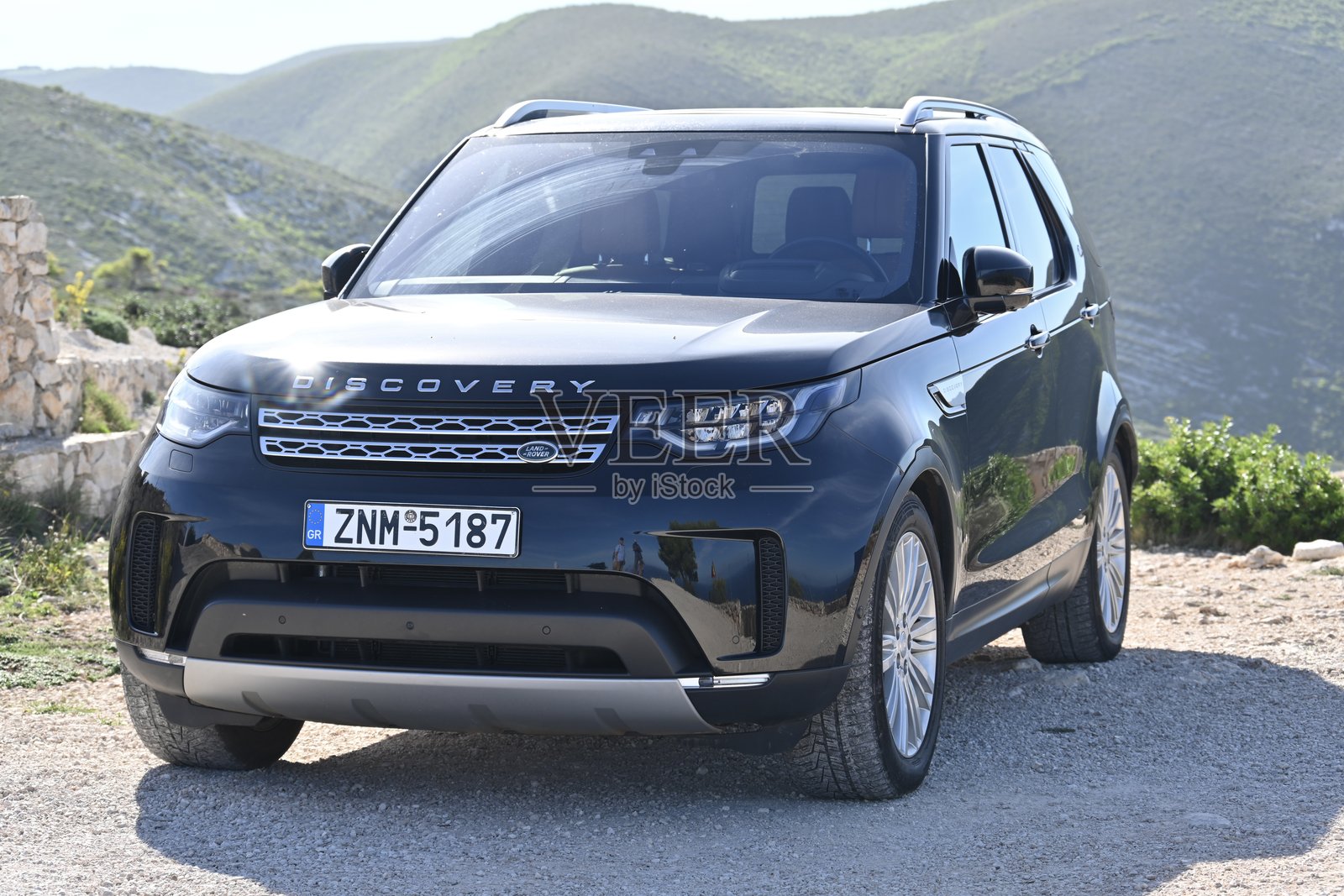 黑色路虎发现在碎石停车场照片摄影图片