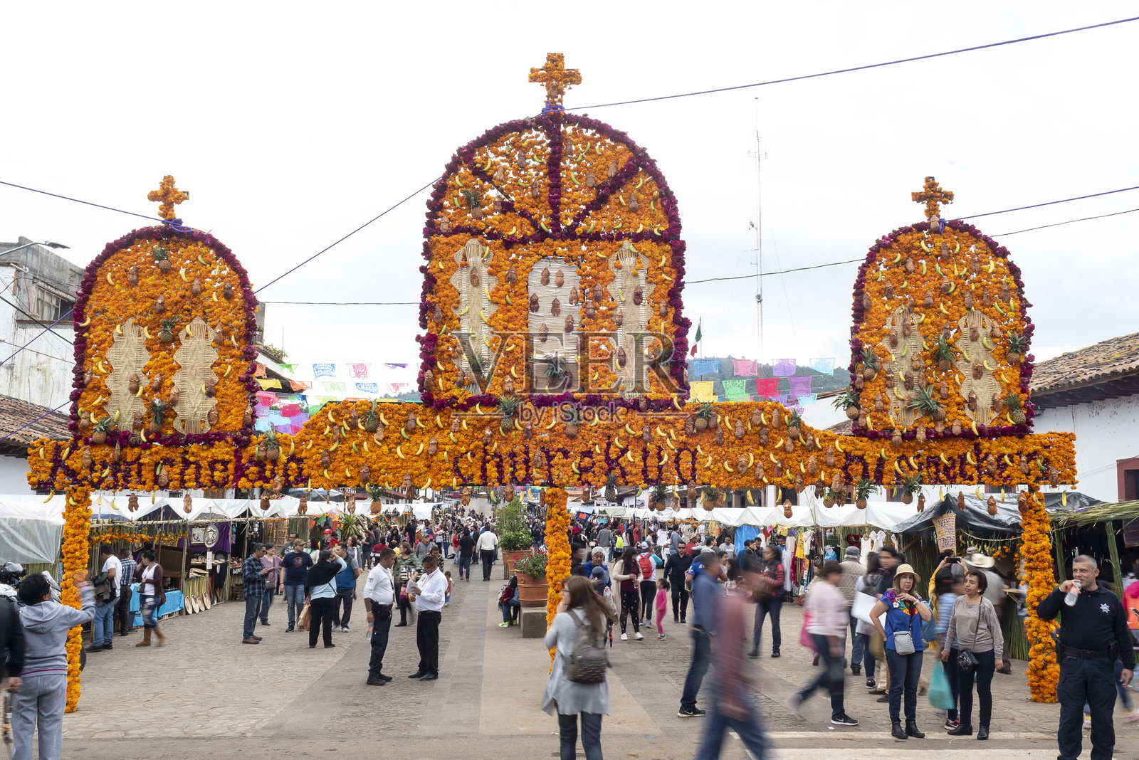 墨西哥亡灵节期间，津特津特赞村庄的鲜花门户照片摄影图片