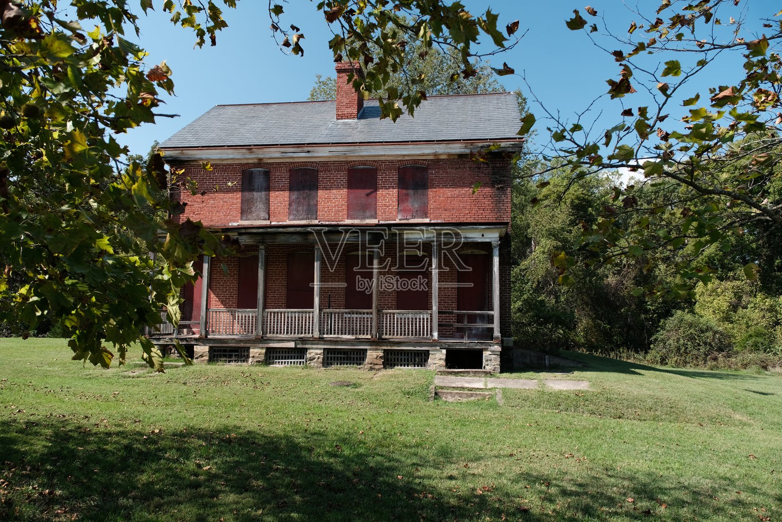 华盛顿堡公园地面上未使用的木板结构照片摄影图片