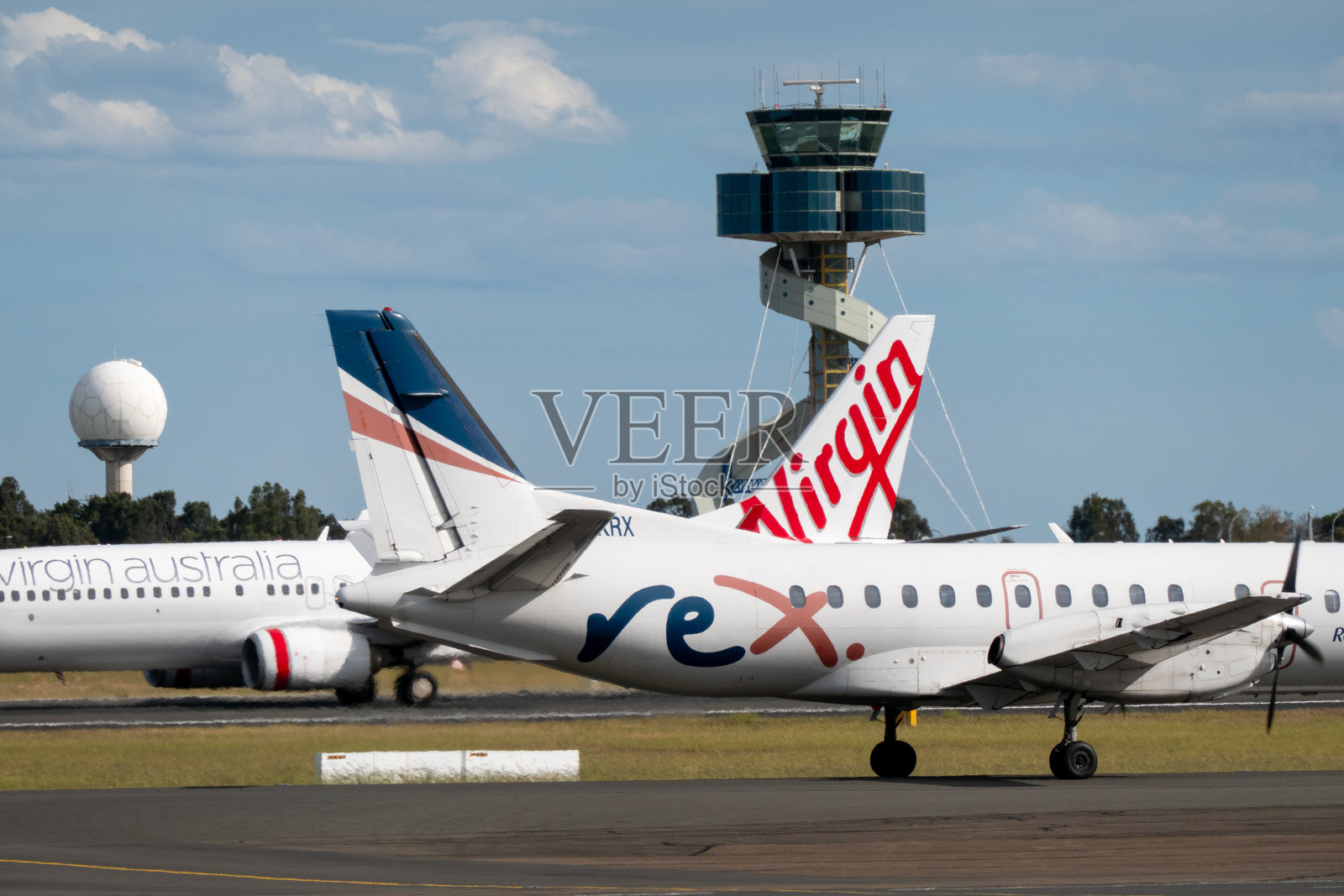 维珍航空B737萨博340B滑行照片摄影图片