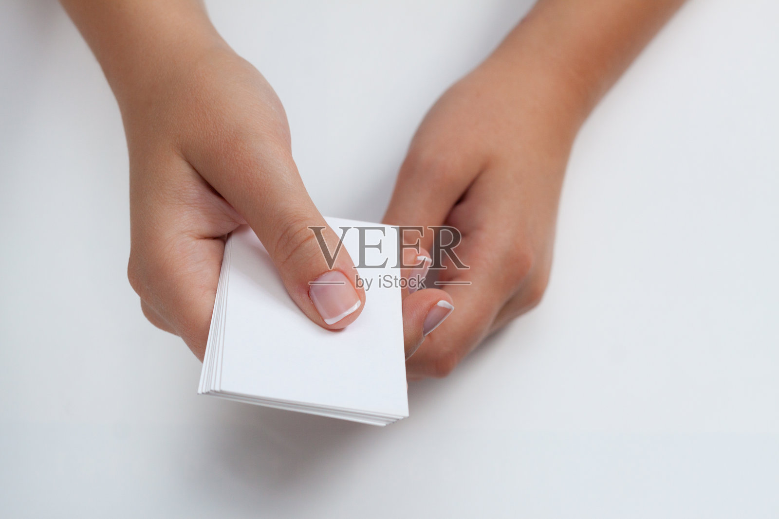 女人手持空白名片照片摄影图片