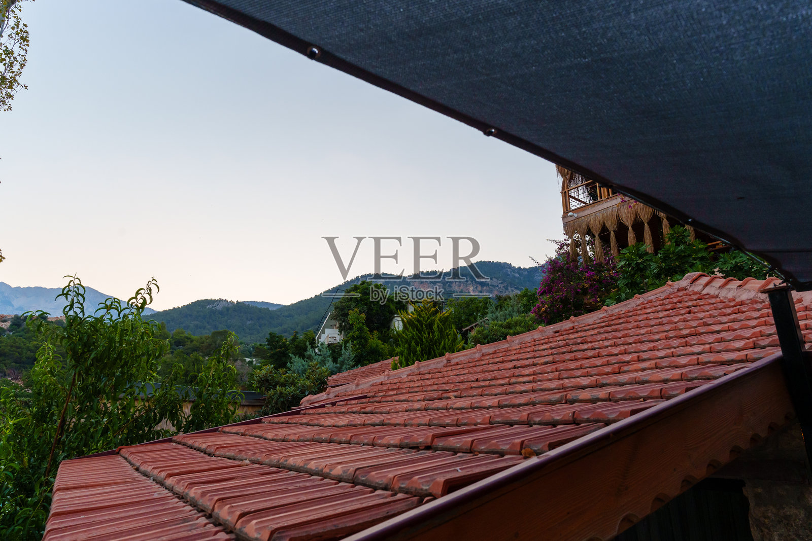 瓦屋顶与郁郁葱葱的山丘的风景视图照片摄影图片