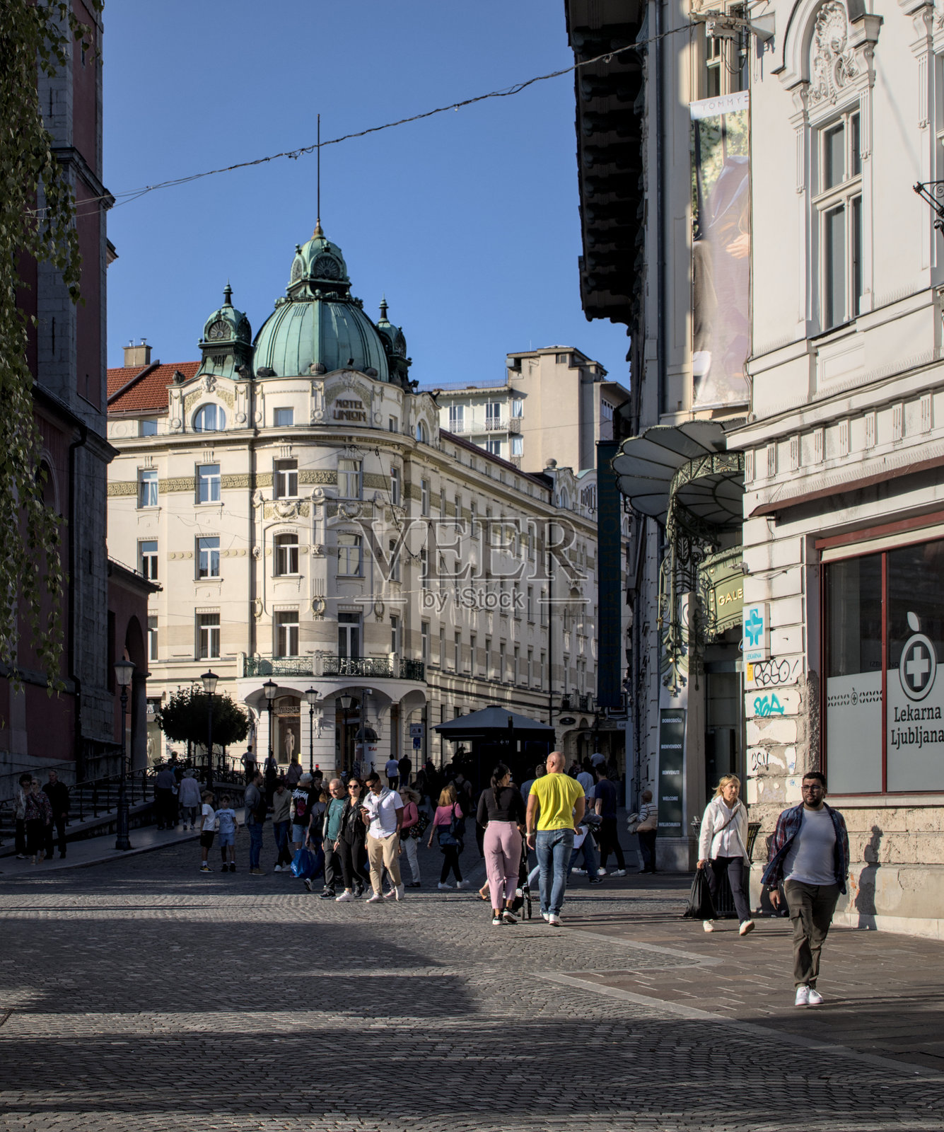 游客和行人走在斯洛文尼亚卢布尔雅那市中心,背景是历史悠久的欧洲建筑。照片摄影图片