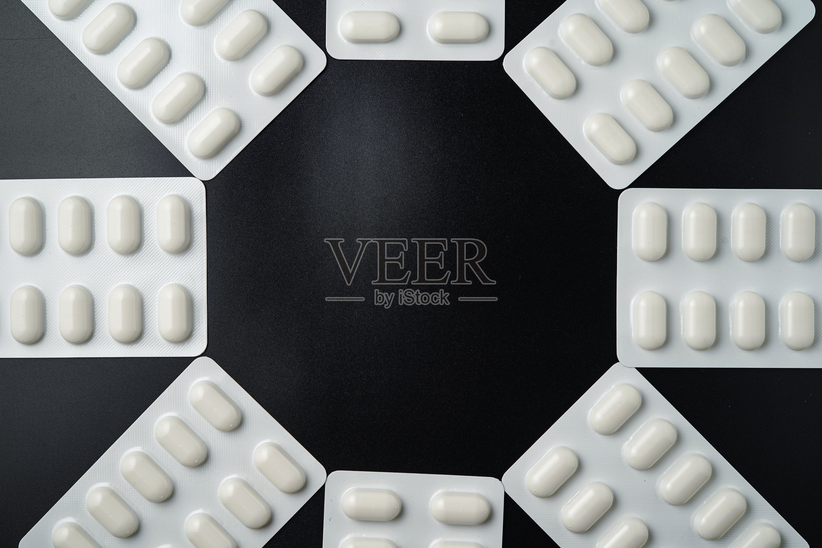 黑色背景上的泡罩包装抗生素药片胶囊照片摄影图片