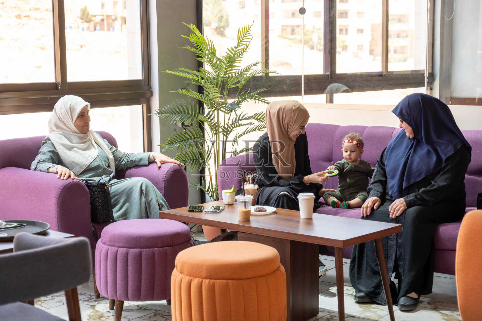 温馨咖啡店休息区的家庭聚会照片摄影图片