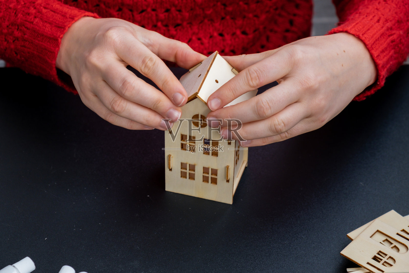 斯堪的纳维亚风格圣诞家居装饰DIY木屋教程照片摄影图片