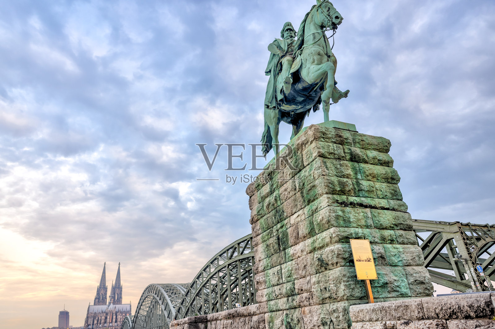 科隆霍亨索伦桥东端日出时分，弗里德里希·德雷克的“威廉一世皇帝骑马雕像”，1911年照片摄影图片